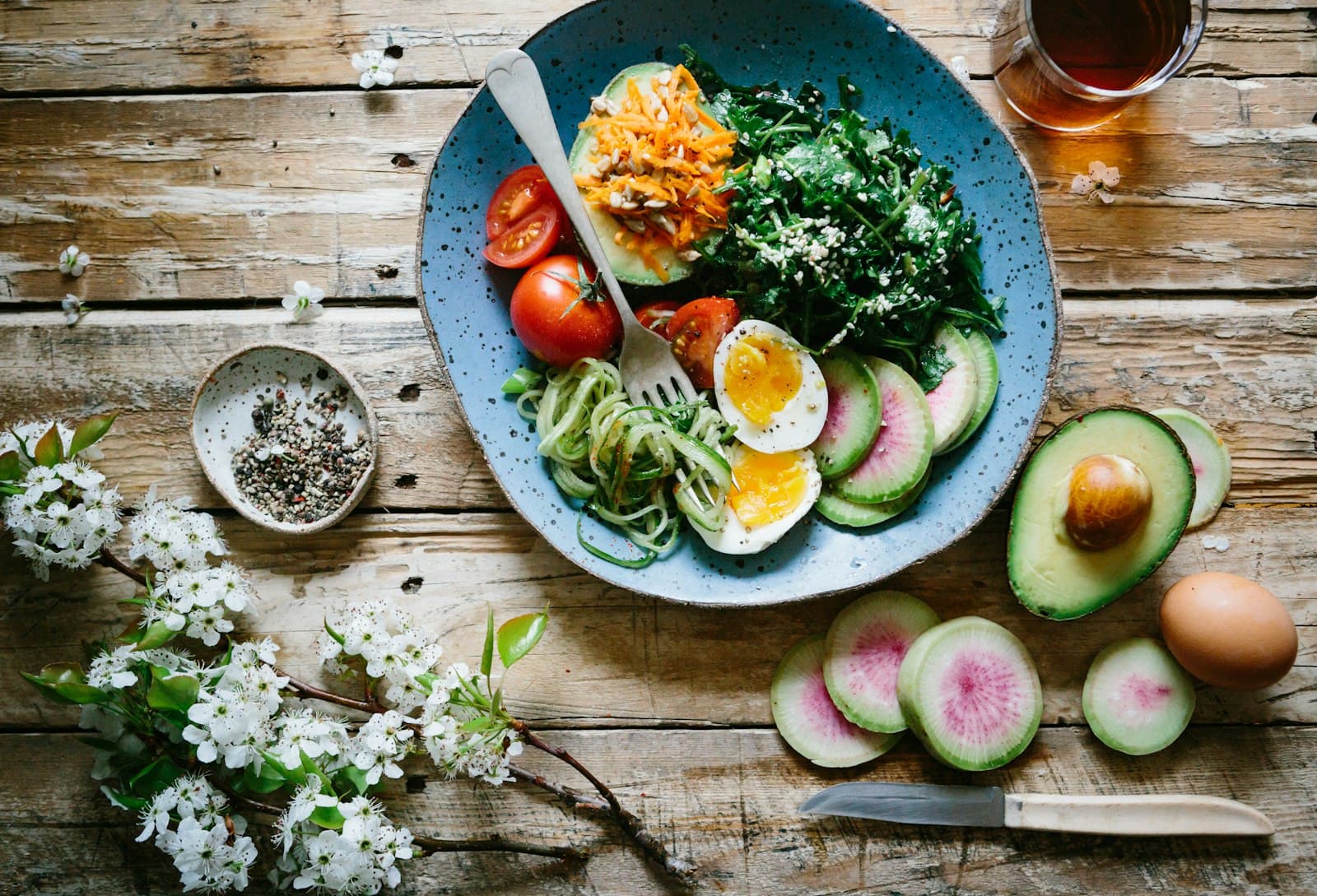 Prato equilibrado com vegetais, ovo e abacate